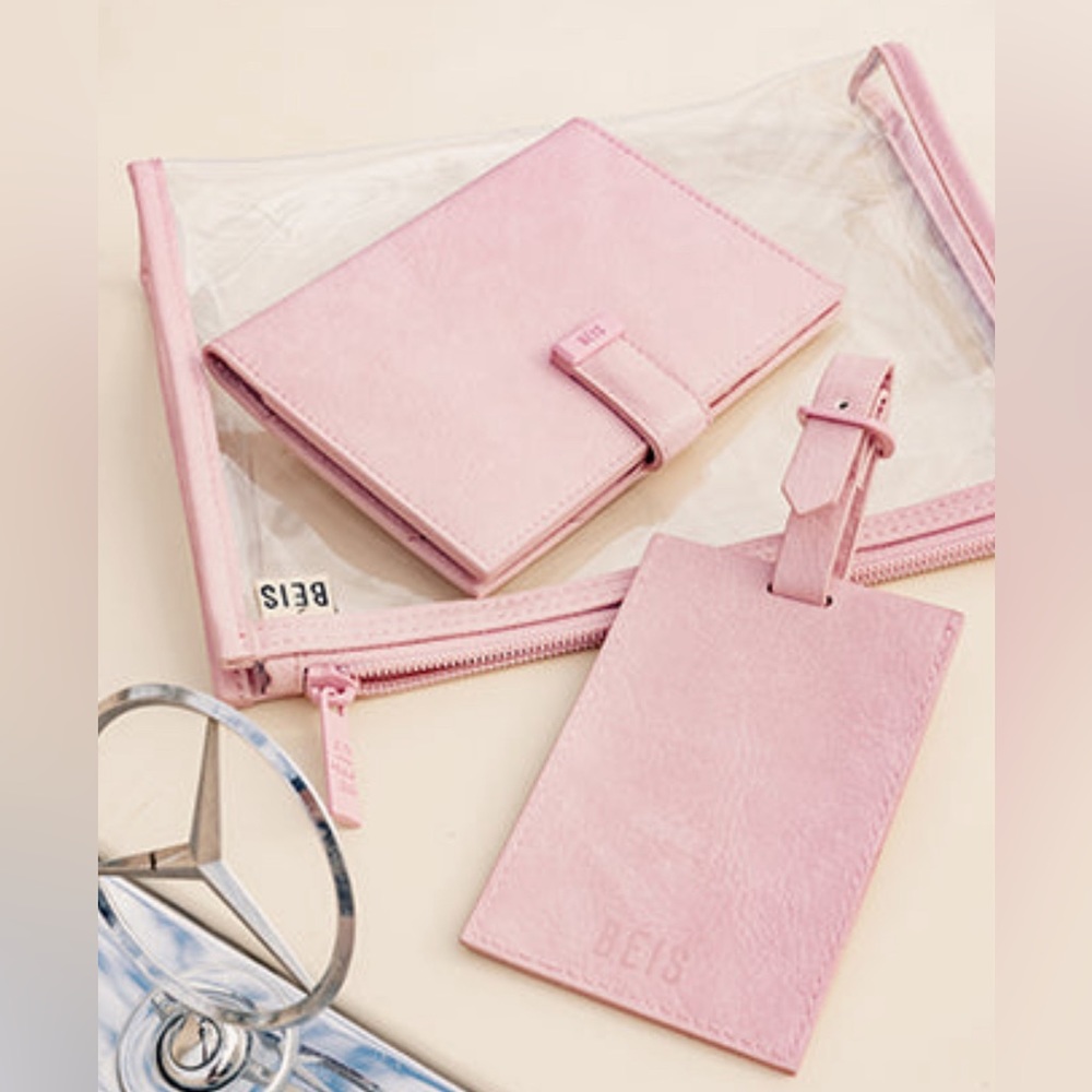 BEIS The Passport & Luggage Tag Set in Atlas Pink